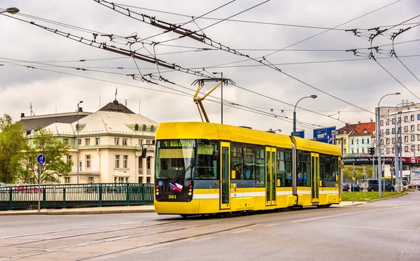 VarioLF2 2 IN tramway passa no centro da cidade de Plzen, República Checa — Fotografia de Stock