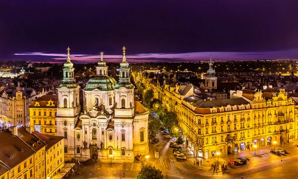 Iglesia de San Nicolás en la Plaza de la Ciudad Vieja en la noche — Foto de Stock