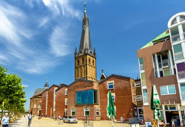 St Lambertus Kerk aan de rivier van Düsseldorf — Stockfoto