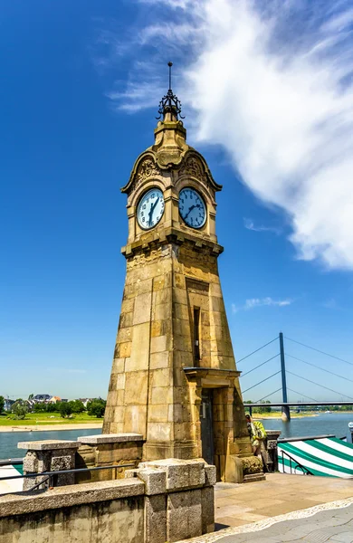 Tour de l'horloge sur le bord de la rivière de Düsseldorf — Photo