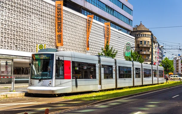 Siemens combino strassenbahn in der stadtmitte von düsseldorf — Stockfoto