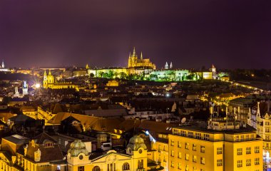 Prag üzerinden eski Belediye Binası gece görünümü