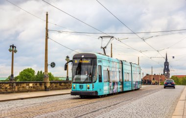 Augustus Köprüsü'nde Dresden şehir tramvay