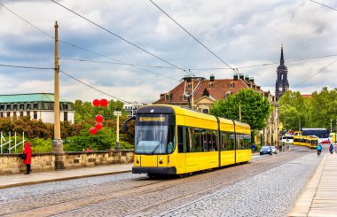 Augustus Köprüsü'nde Dresden şehir tramvay
