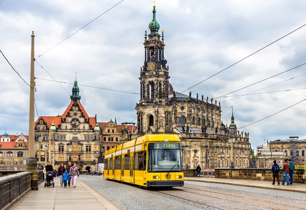 Catedral da Santíssima Trindade e um bonde em Dresden — Fotografia de Stock