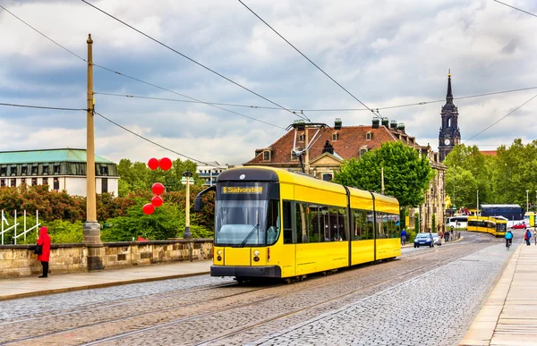 Tranvía de la ciudad en el puente de Augusto en Dresde — Foto de Stock