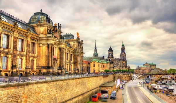 Bruhl Terrace, um conjunto arquitetônico histórico em Dresden — Fotografia de Stock