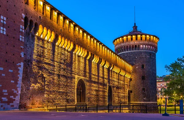 Vista noturna do Castelo de Sforza em Milão — Fotografia de Stock