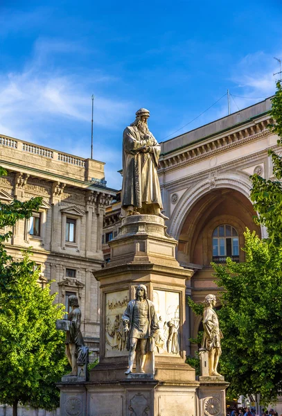 Monument till leonardo da vinci i Milano — Stockfoto