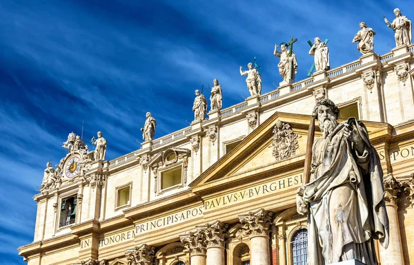 Socha St. Paul v blízkosti baziliky ve Vatikánu — Stock fotografie