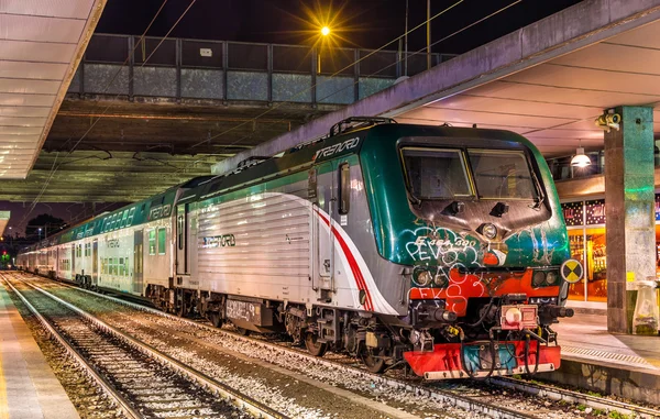 Třída E.464 lokomotiva odvoz regionální vlak na železničním nádraží Milano Porta Garibaldi — Stock fotografie