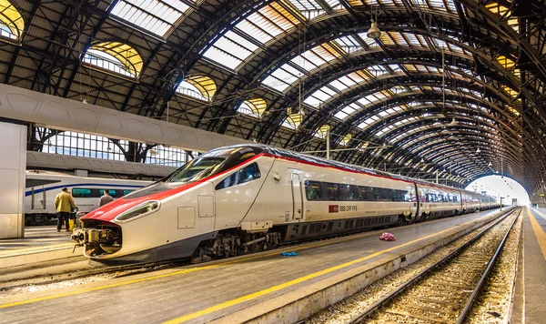 Yeni Pendolino yüksek hızlı devirme tren Milano Merkez Tren İstasyonu
