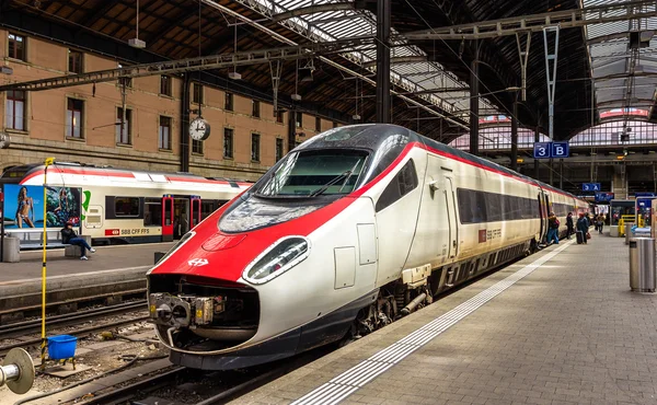 Nuovo treno ad alta velocità Pendolino alla stazione ferroviaria di Basilea FFS — Foto Stock