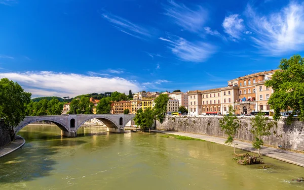 Rom staden över floden Tibern — Stockfoto