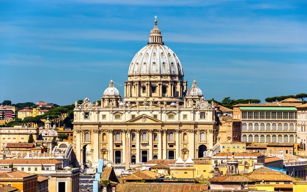 Vista de la Basílica de San Pedro en Roma — Foto de Stock