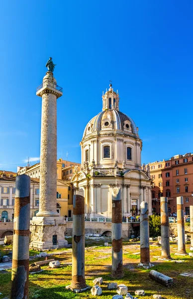 Trajans 列と Santissimo ・ ノーム ・ ディ ・ マリアの al ローマのフォロ ・ トライアーノ教会 — ストック写真