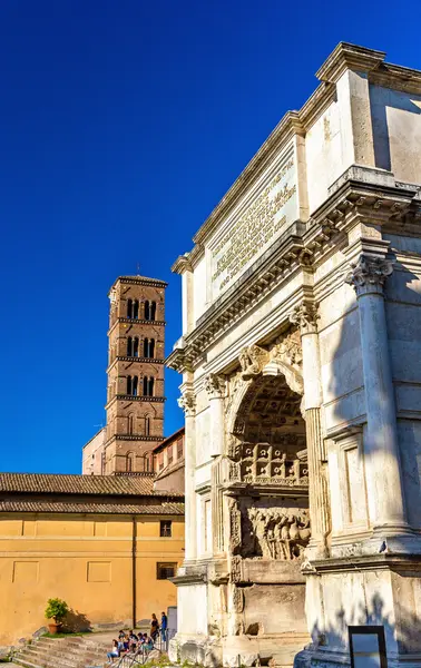 Arc de Titus och Basilica di Santa Francesca Romana i Rom — Stockfoto