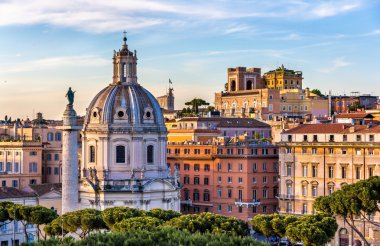 Trajans sütun ve Santissimo Nome di Maria al Foro Borghese'nin Kilisesi Roma