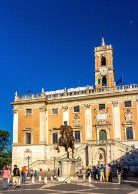 Marcus Aurelius ve Palazzo Senatorio atlı heykeli