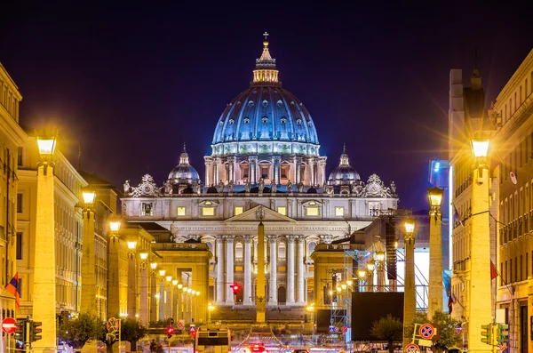 Vista de la Basílica de San Pedro en la Ciudad del Vaticano — Foto de Stock