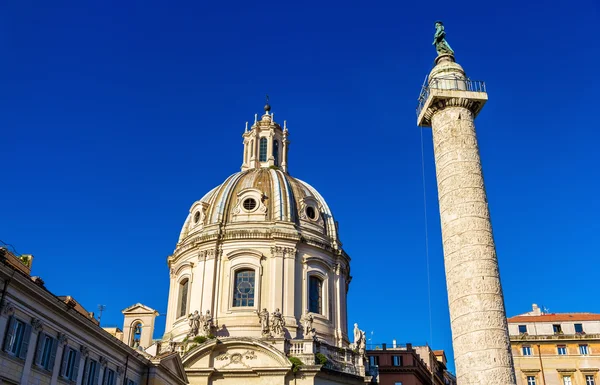 Columna Trajans y Santissimo Nome di Maria al Foro Iglesia Traiano en Roma — Foto de Stock