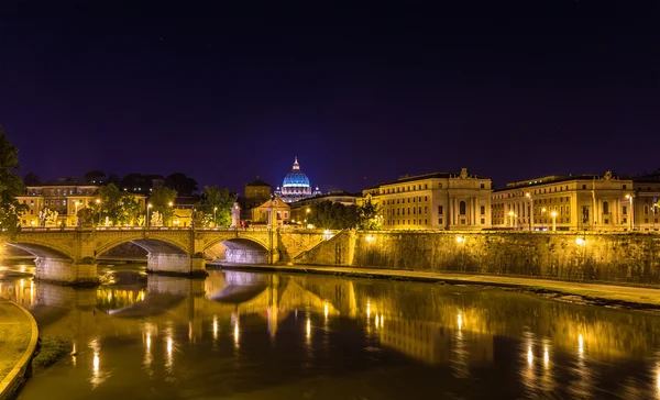 Νυχτερινή άποψη του ποταμού Τίβερη στη Ρώμη — Φωτογραφία Αρχείου