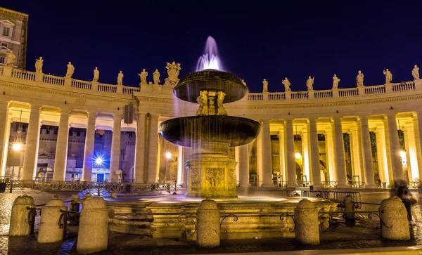 У фонтан на площі Святого у Ватикані — стокове фото