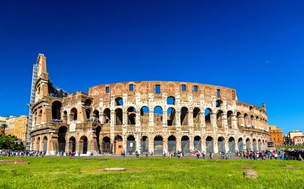 Kolosseum oder flavianisches Amphitheater in Rom — Stockfoto