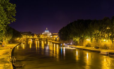 Roma'da Tiber Nehri'nin gece görünümü