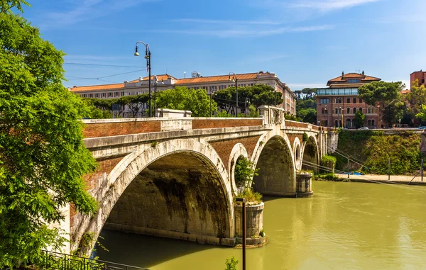 Giacomo Matteotti most na řece Tiber v Římě — Stock fotografie