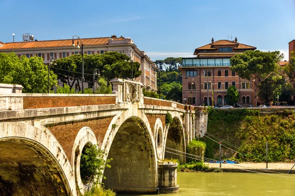 ローマのテヴェレ川のジャコモ ・ マッテオッティ橋 — ストック写真