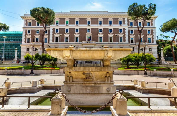 Brunnen vor dem Palazzo del viminale - rom — Stockfoto