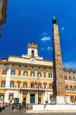 Dikilitaş ve Roma Montecitorio Palace