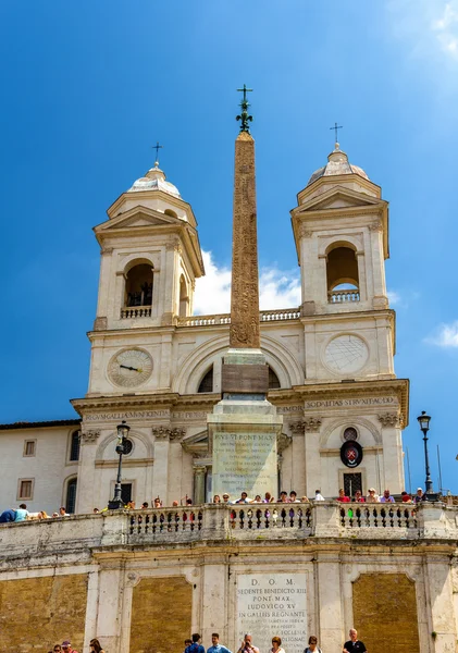 Kostelu Trinita dei Monti v Římě — Stock fotografie