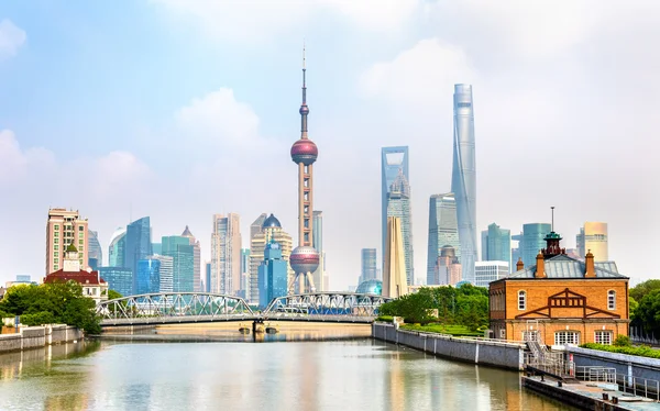 Shanghai skyline med moderna urbana skyskrapor — Stockfoto