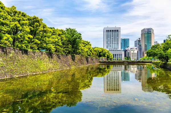 Skyskrapor nära kejsarpalatset i Tokyo — Stockfoto