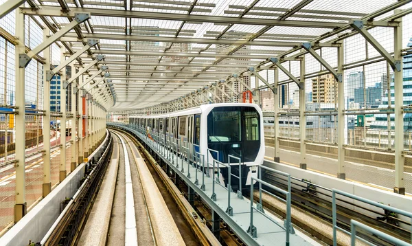 Tren en la línea Yurikamome en el puente Rainbow en Tokio — Foto de Stock