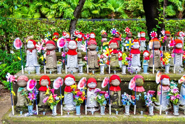 Статуи Дзидзо на кладбище, храм Зодзё-дзи, Токио — стоковое фото