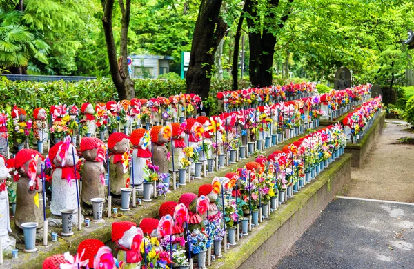 Jizo heykeller mezarlığında, Zojo-ji Tapınağı, Tokyo