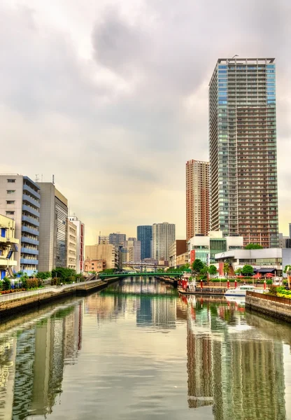 Byggnader och kanalen i Minato ward - Tokyo — Stockfoto