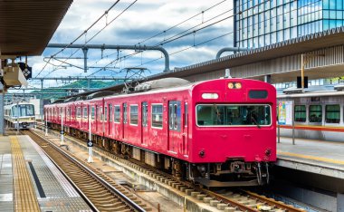 Yerel tren istasyonunda Himeji, Japonya