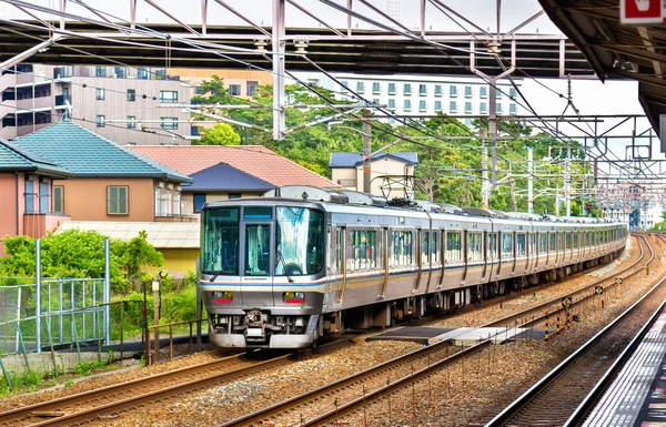Snabba tåg passerar Maiko station, Japan — Stockfoto