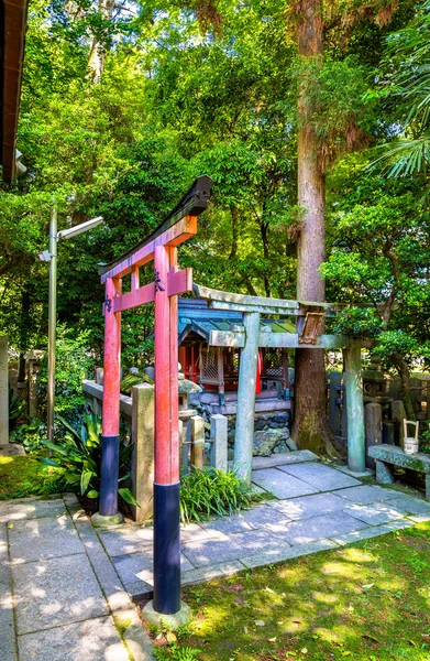 Torii v Shirakumo svatyně v Kjótského Gyoen Národní zahrady — Stock fotografie
