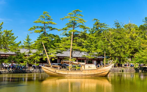 Boat at Todai-ji temple complex in Nara — Stock Photo, Image