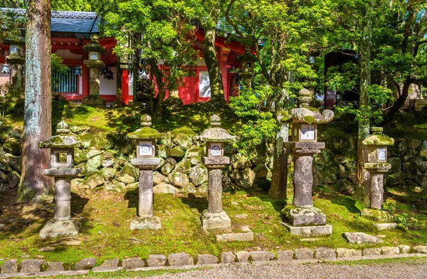 Каменные фонари в храме Тамукеама Хачимангу в Наре — стоковое фото