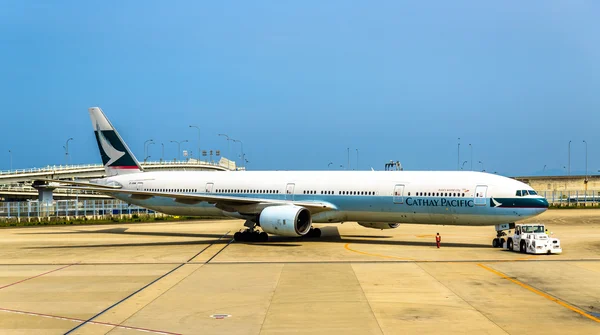 国泰航空班机在关西国际空港 — 图库照片