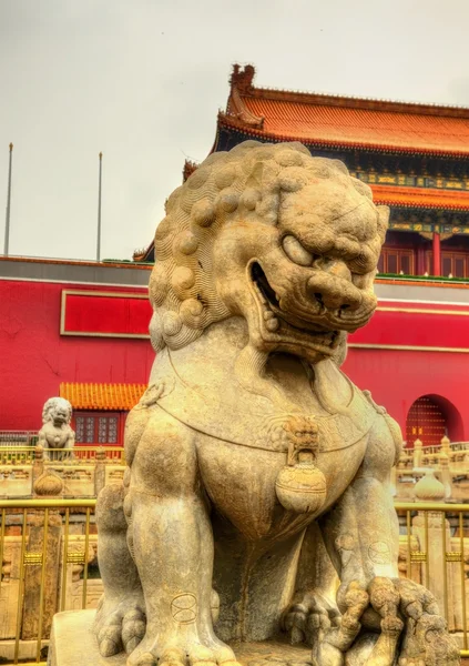Lew przed Brama niebiańskiego spokoju w Pekinie — Zdjęcie stockowe