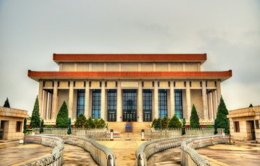 Pekin'de Tiananmen meydanında Mao Zedong Türbesi