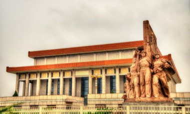 Pekin'de Tiananmen meydanında Mao Zedong Türbesi