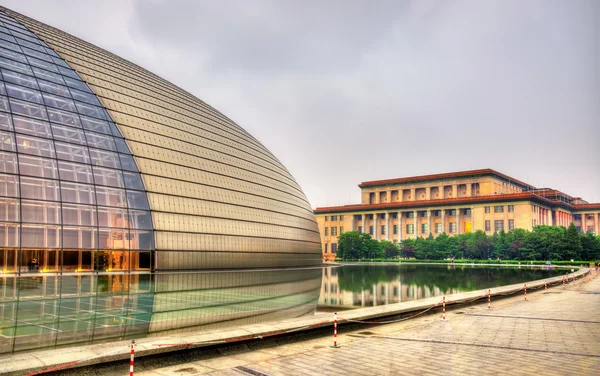 Μεγάλη αίθουσα των ατόμων και Εθνικό Κέντρο Παραστατικών Τεχνών στο Πεκίνο — Φωτογραφία Αρχείου